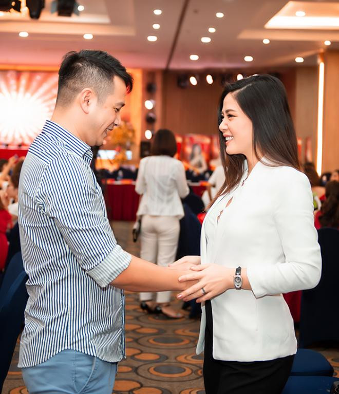 Nữ ca sĩ từng bị chém gần đứt lìa chân hôn chồng đại gia giữa sự kiện đông người 1 Nữ ca sĩ từng bị chém gần đứt lìa chân hôn chồng đại gia giữa sự kiện đông người 1