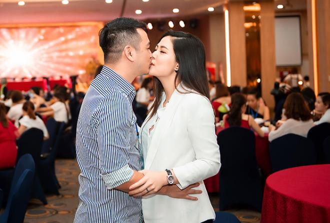 Nữ ca sĩ từng bị chém gần đứt lìa chân hôn chồng đại gia giữa sự kiện đông người 0 Nữ ca sĩ từng bị chém gần đứt lìa chân hôn chồng đại gia giữa sự kiện đông người 0