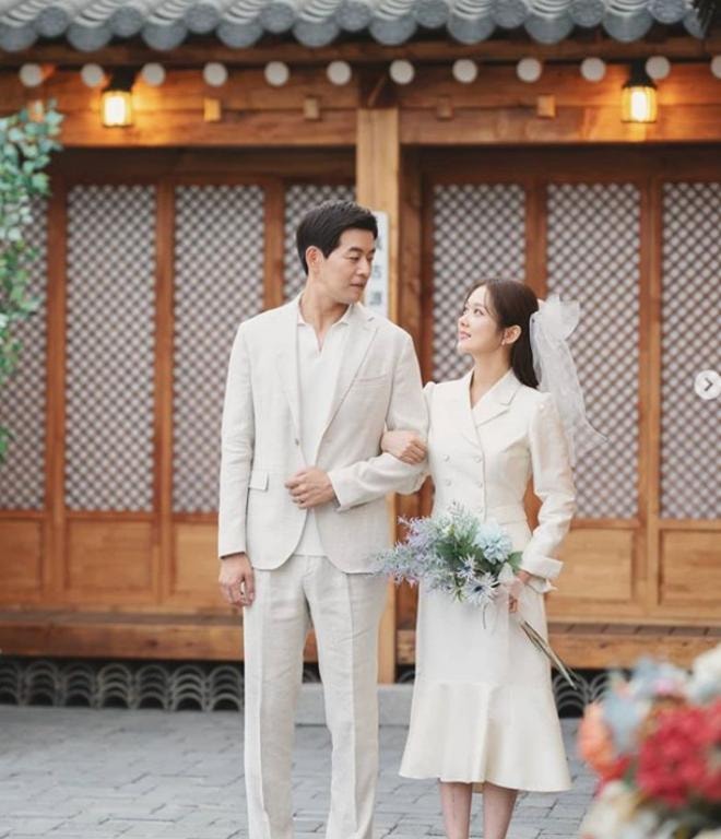 Jang Nara mặc váy cưới sương sương vẫn khiến cư dân mạng phải thốt lên: 'Thời gian bỏ quên cô ấy rồi' 1