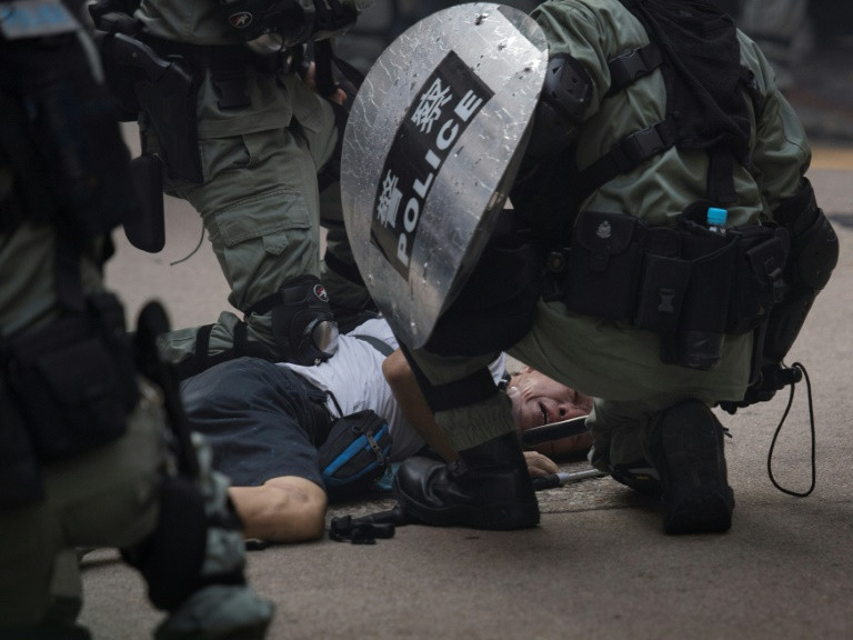 Cảnh sát bắn người biểu tình Hongkong 