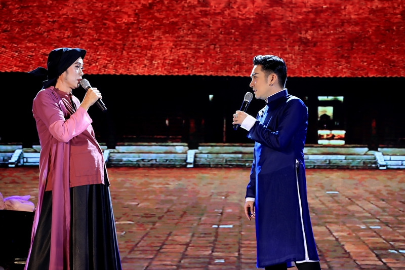 Sau sự cố cháy sân khấu, Thu Minh xuất hiện ủng hộ Quang Hà ở đêm nhạc thứ 2