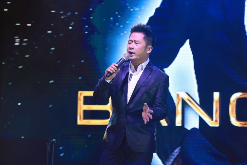 Sau sự cố cháy sân khấu, Thu Minh xuất hiện ủng hộ Quang Hà ở đêm nhạc thứ 2