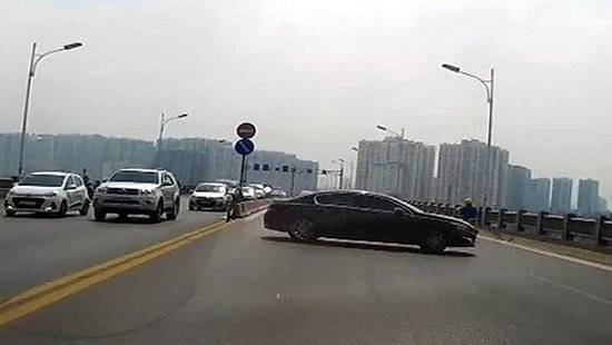 Xử phạt hành chính nữ tài xế quay đầu xe ô tô trên cầu Vĩnh Tuy