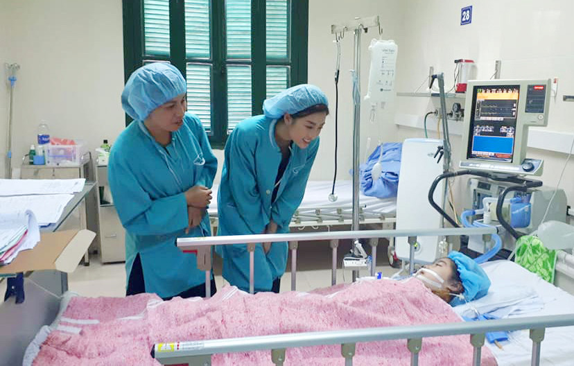 Hoa hậu Đỗ Mỹ Linh trao 300 triệu giúp bệnh nhi ghép tim tìm lại sự sống