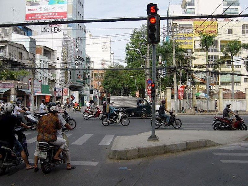 Gặp đèn đỏ, rẽ phải có thể bị tước bằng lái 3 tháng - ảnh 1