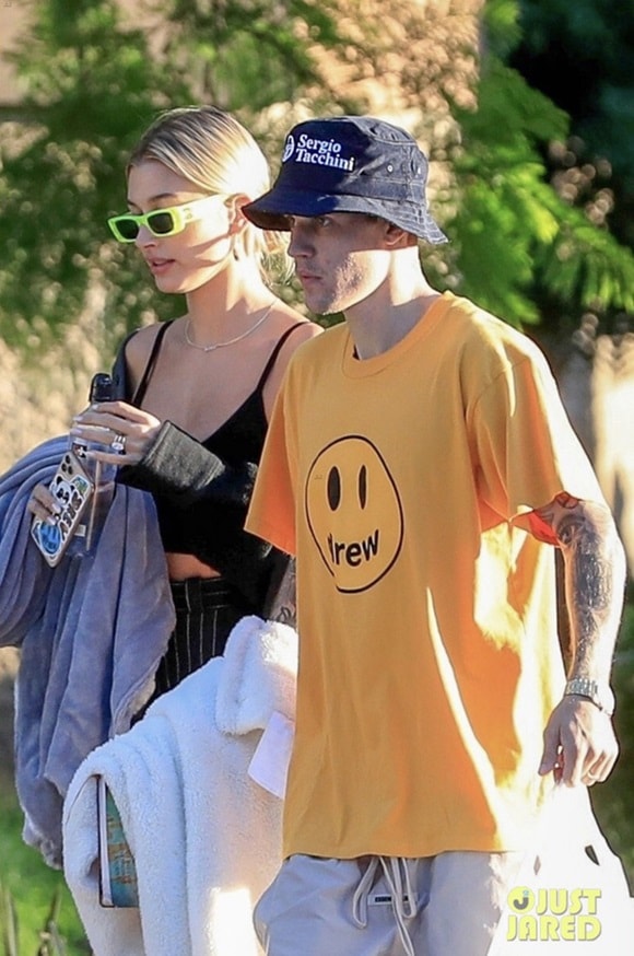 Hậu hôn lễ, vợ chồng Justin Bieber tình tứ đi picnic, bà xã Hailey hở nhẹ khoe vòng một hấp dẫn 0
