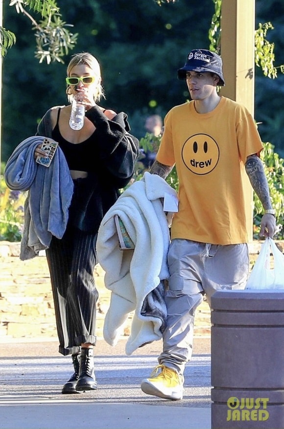 Hậu hôn lễ, vợ chồng Justin Bieber tình tứ đi picnic, bà xã Hailey hở nhẹ khoe vòng một hấp dẫn 1