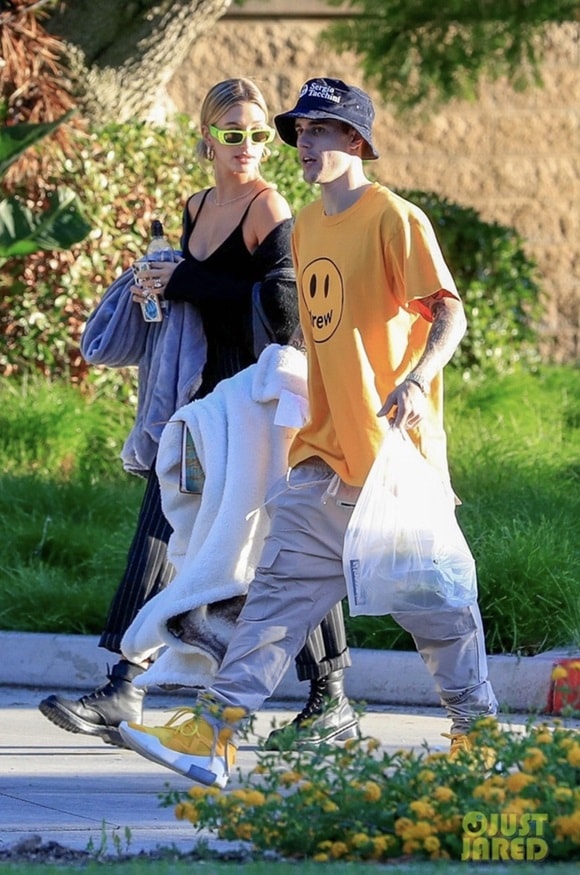 Hậu hôn lễ, vợ chồng Justin Bieber tình tứ đi picnic, bà xã Hailey hở nhẹ khoe vòng một hấp dẫn 2