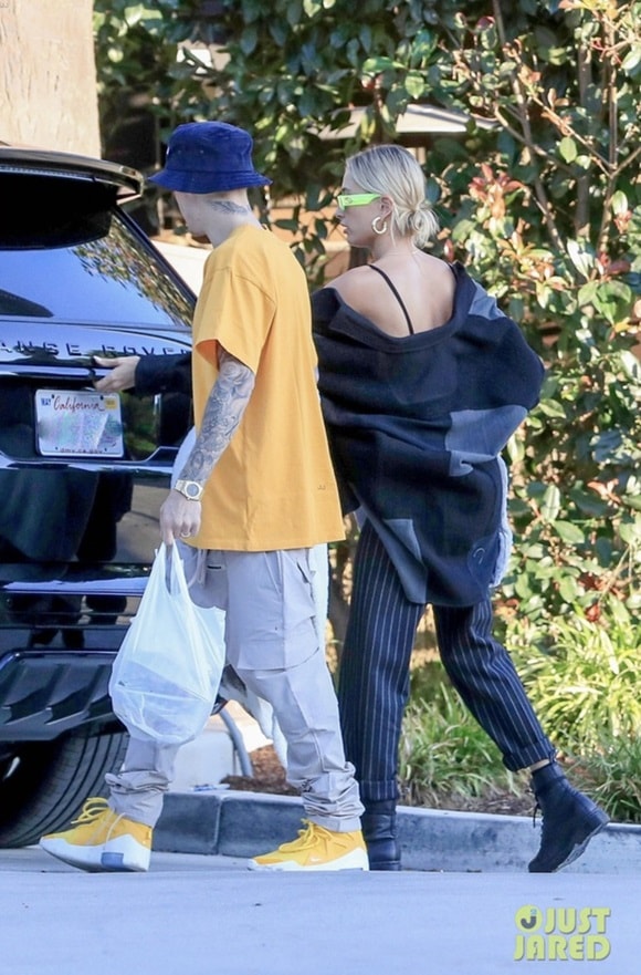 Hậu hôn lễ, vợ chồng Justin Bieber tình tứ đi picnic, bà xã Hailey hở nhẹ khoe vòng một hấp dẫn 4