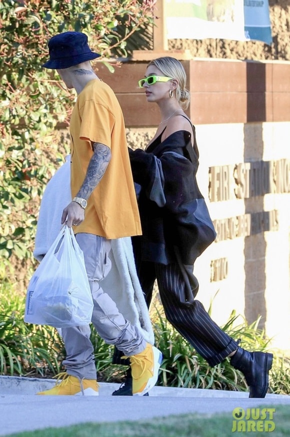 Hậu hôn lễ, vợ chồng Justin Bieber tình tứ đi picnic, bà xã Hailey hở nhẹ khoe vòng một hấp dẫn 6