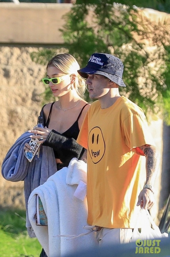 Hậu hôn lễ, vợ chồng Justin Bieber tình tứ đi picnic, bà xã Hailey hở nhẹ khoe vòng một hấp dẫn 7