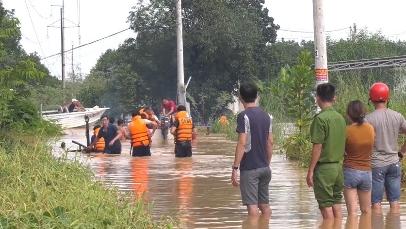 Bình Phước: Lũ về bất ngờ, hàng chục hộ dân sơ tán khẩn cấp