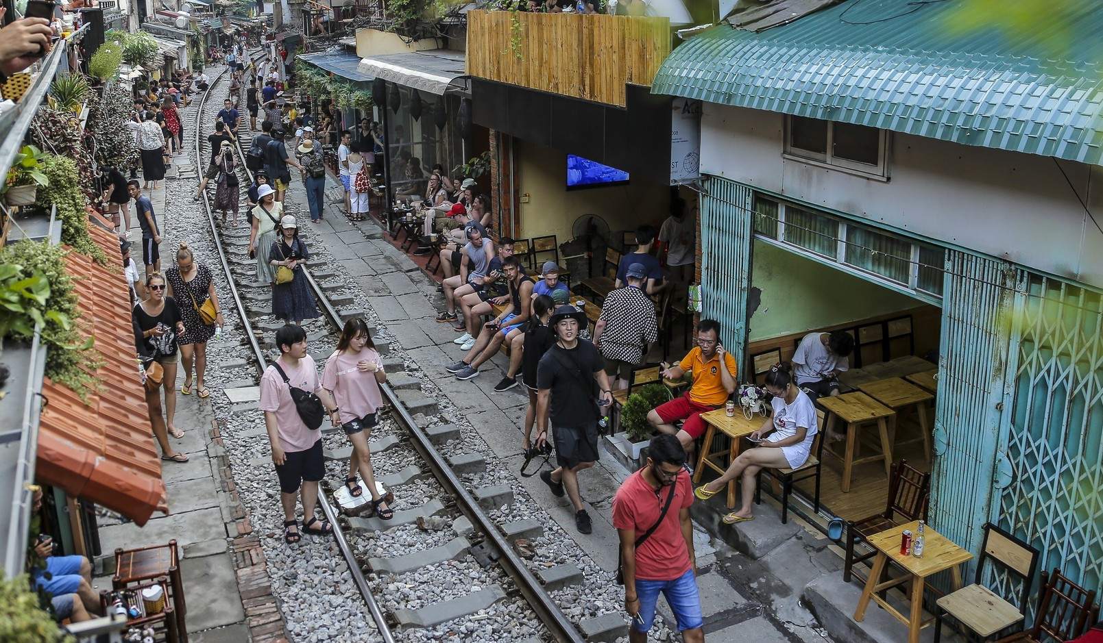 Bộ Giao thông đề nghị “khai tử” cà phê đường tàu ở Hà Nội