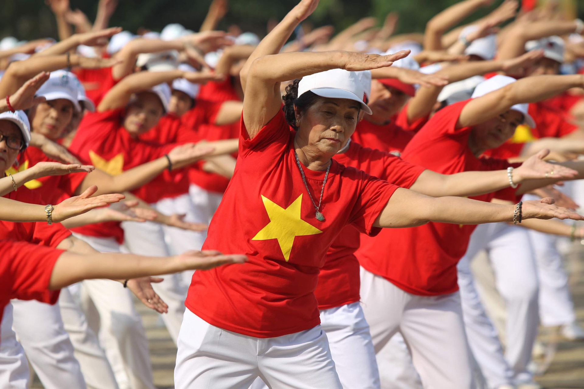 Hơn 1.000 người cao tuổi ở Hà Nội đồng diễn thể dục dưỡng sinh