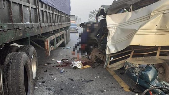 Va chạm giữa xe tải và container, 2 người bị thương