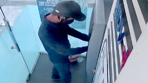 Truy tìm hai thanh niên lắp đặt thiết bị đánh cắp thông tin tại cây ATM