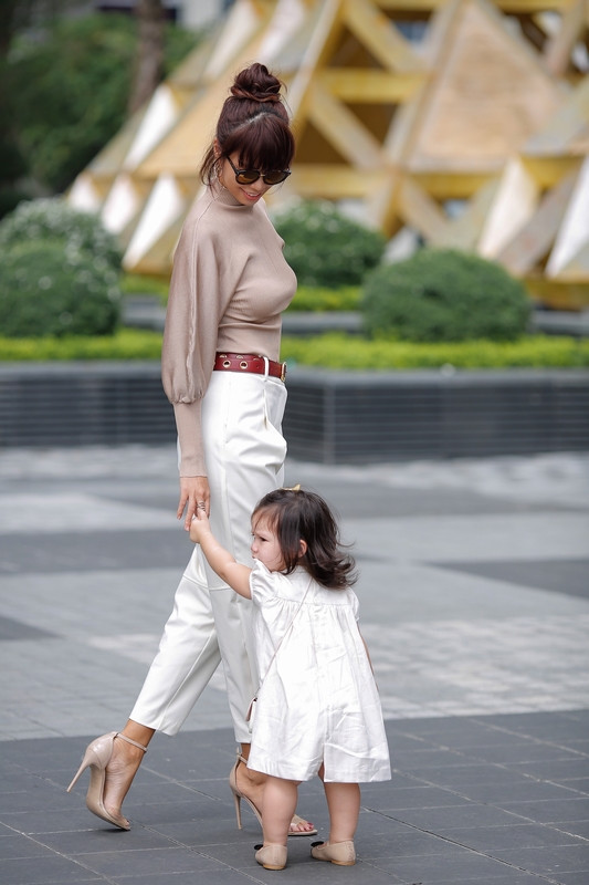 Phong cách thời trang sanh chảnh của mẹ con siêu mẫu Hà Anh khi xuống phố