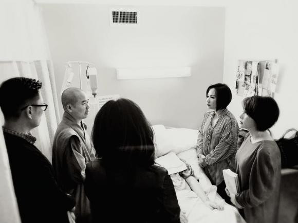 Ly hôn đã lâu, Bằng Kiều vẫn qua thắp hương cho bố vợ cũ trước khi về Việt Nam 0 Ly hôn đã lâu, Bằng Kiều vẫn qua thắp hương cho bố vợ cũ trước khi về Việt Nam 0