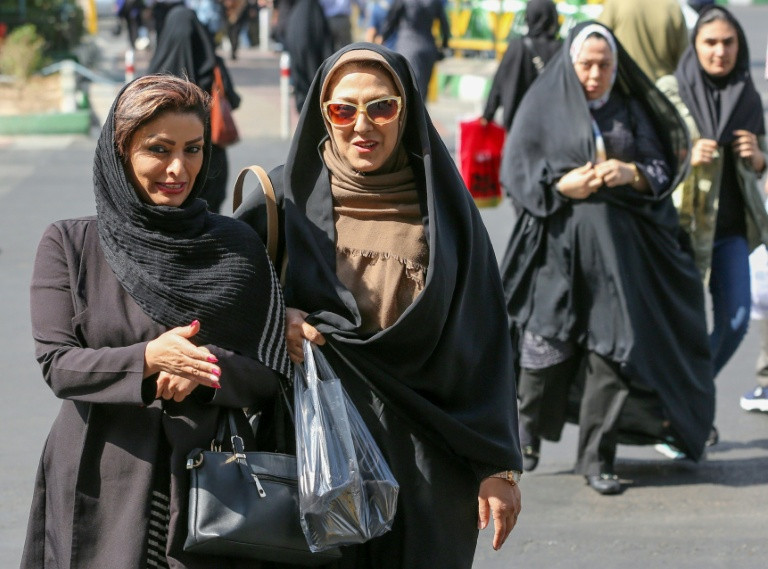 Lần đầu tiên sau nhiều thập kỷ, phụ nữ Iran được phép vào sân cổ vũ bóng đá