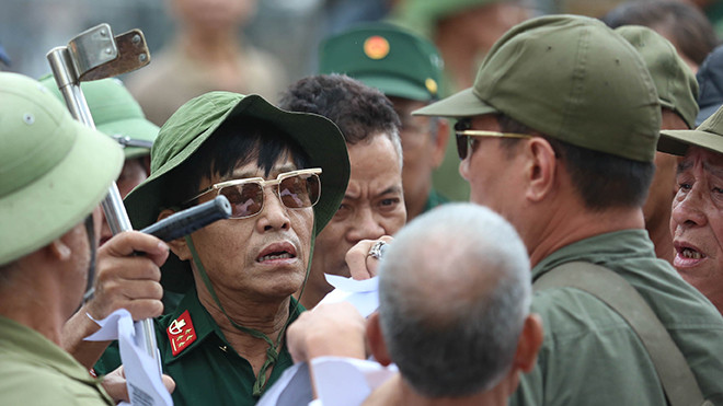 Nhiều thương binh có mặt tại trụ sở VFF mua vé trận Việt Nam và Malaysia