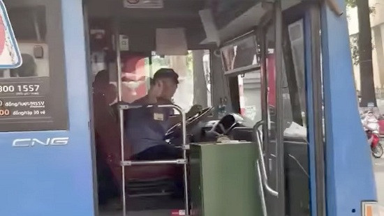 Sa thải tài xế xe buýt nhổ nước bọt vào người đi đường