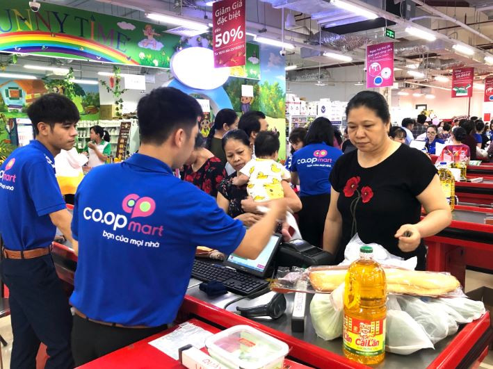 Saigon Co.op thay “áo mới” Co.opmart cho 3 siêu thị Auchan ngay ngày giải phóng Thủ đô