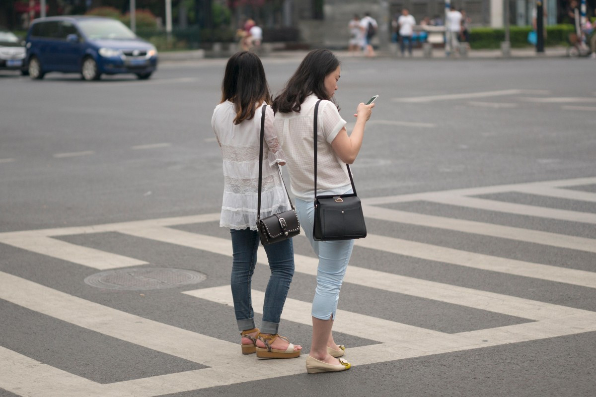 Trung Quốc: Sẽ xử phạt người đi bộ xem điện thoại khi qua đường?