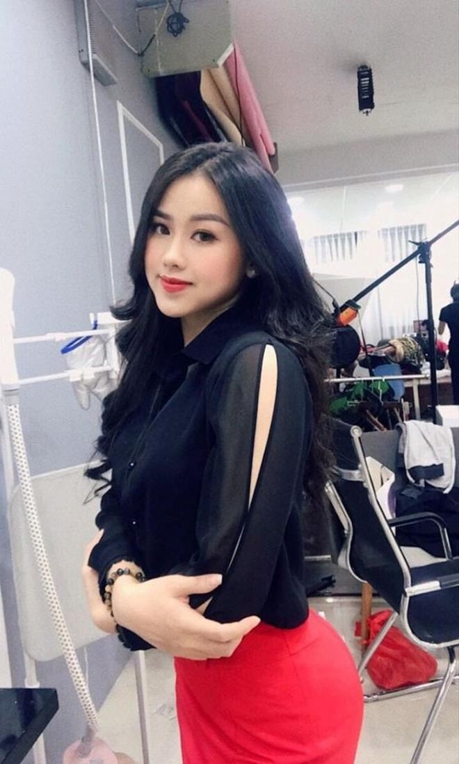 Dân mạng truy lùng info cô gái xinh đẹp trên khán đài trận Việt Nam - Malaysia 3
