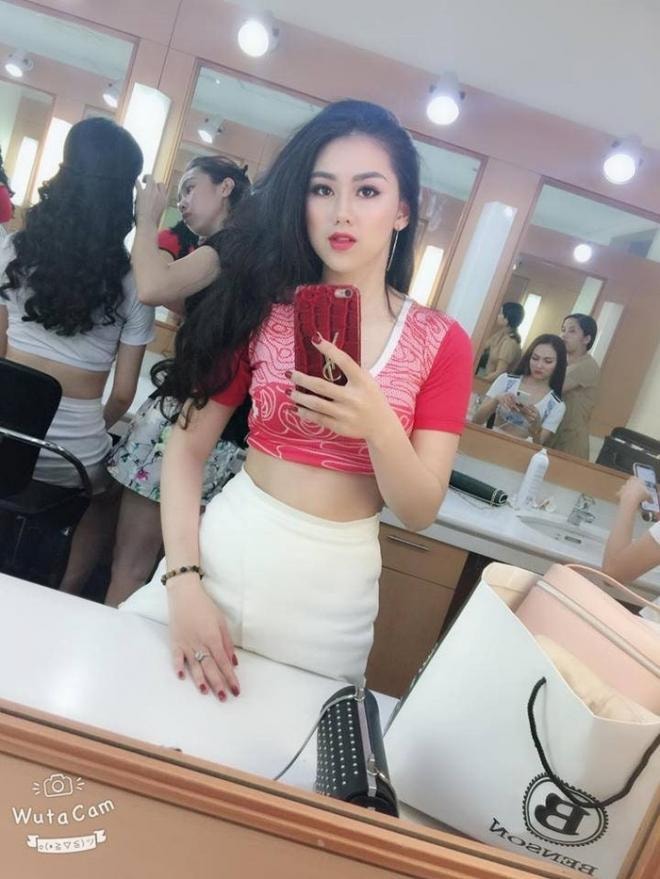Dân mạng truy lùng info cô gái xinh đẹp trên khán đài trận Việt Nam - Malaysia 2