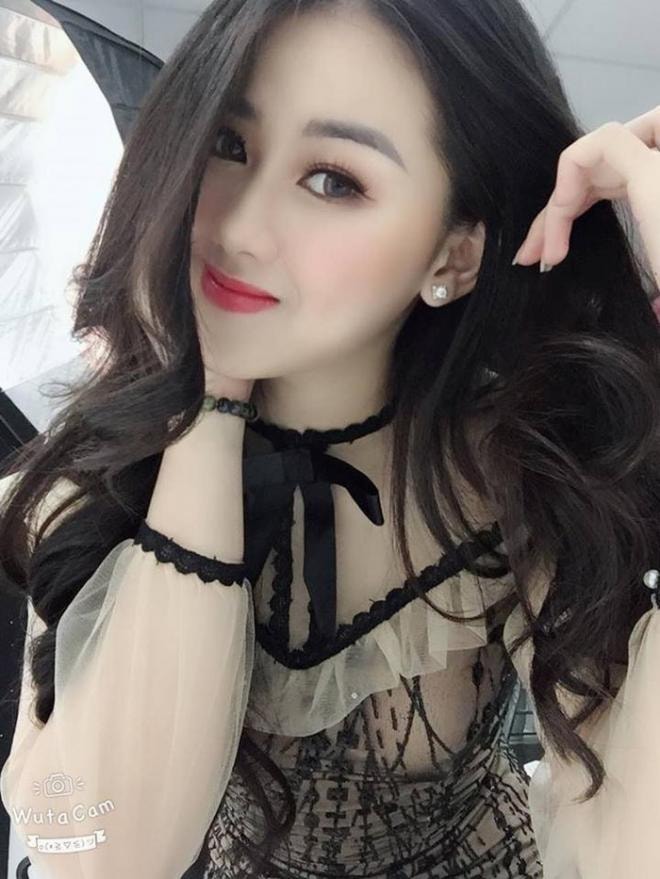 Dân mạng truy lùng info cô gái xinh đẹp trên khán đài trận Việt Nam - Malaysia 1