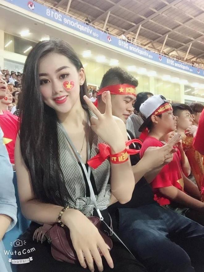 Dân mạng truy lùng info cô gái xinh đẹp trên khán đài trận Việt Nam - Malaysia 0