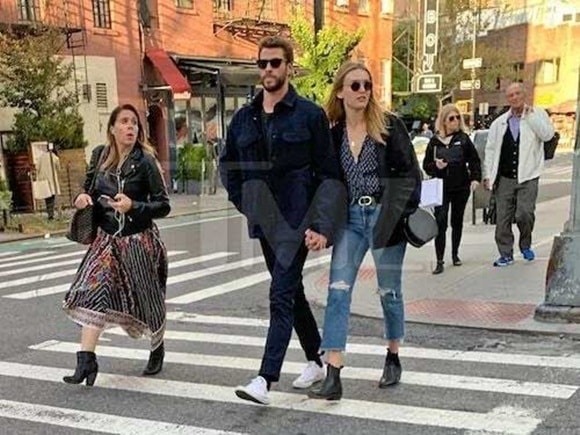 Hậu ly hôn Miley Cyrus, Liam Hemsworth công khai ôm ấp, khóa môi bạn gái mới  3