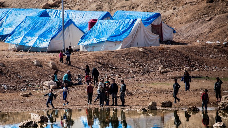 Gia đình của các thành viên IS thoát khỏi trại di dời Syria