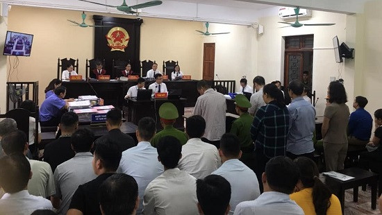 Xét xử vụ gian lận điểm thi tại Hà Giang: Hơn một nửa số người bị triệu tập vắng mặt