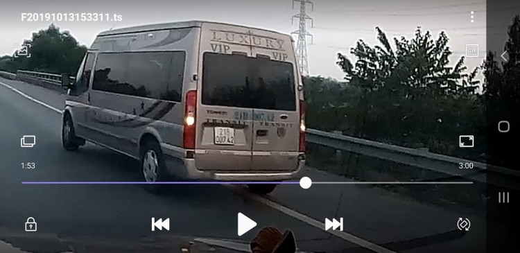 Xử lý nghiêm ô tô 16 chỗ đi lùi trên cao tốc Nội Bài – Lào Cai
