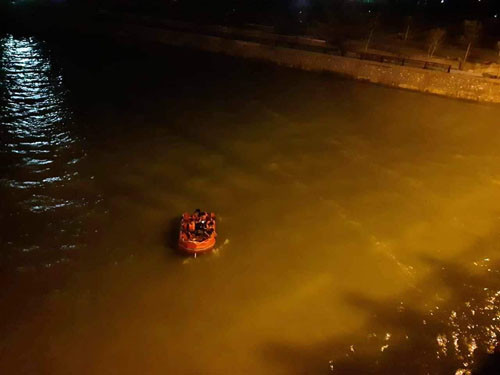 Nghệ An: Tìm kiếm người đàn ông nghi nhảy cầu Bến Thủy tự tử