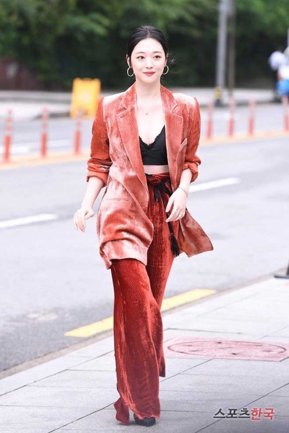 Những lần mặc đẹp như công chúa của Sulli, gây thương nhớ với người hâm mộ 0