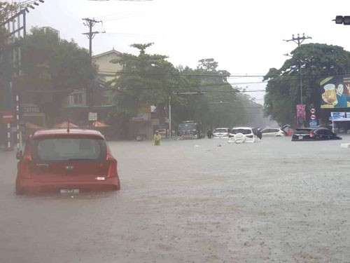 Nghệ An - Hà Tĩnh: Nhiều trường thông báo nghỉ học vì mưa lớn kéo dài