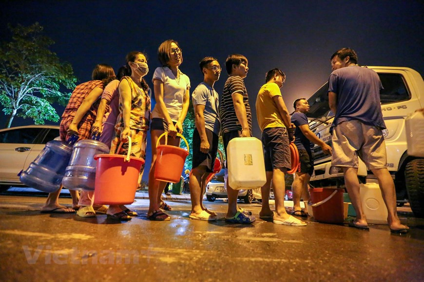 Dân Hà Nội xếp hàng thâu đêm trực chờ hứng nước sạch