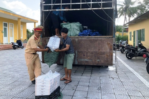 Phát hiện xe tải chở hàng chục ngàn gói thuốc lá “lậu”