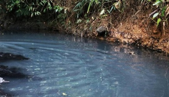 Các đối tượng đổ dầu thải ra sông Đà đối mặt với hình phạt nào?