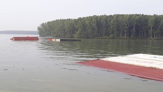 Tàu chở hàng trăm container chìm trên sông, 17 thuyền viên thoát nạn