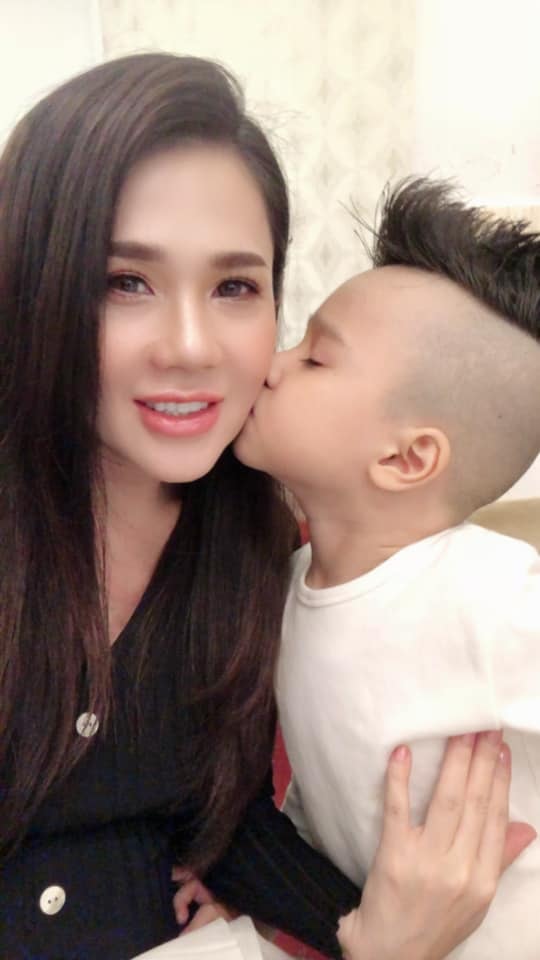 chị gái Ngọc Trinh 1