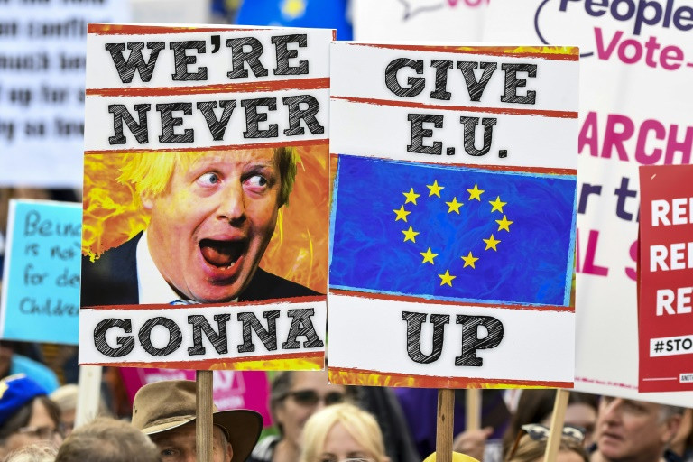 Các nhà hoạt động chống Brexit tuần hành trước Quốc hội