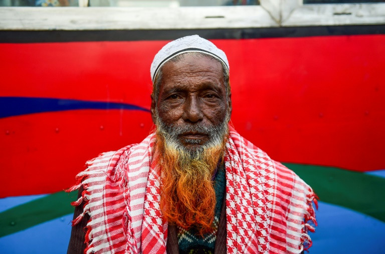 Nhuộm râu màu hoàng hôn, xu hướng thời trang mới lạ tại Bangladesh