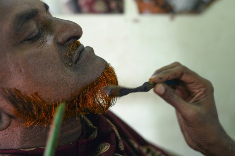 Nhuộm râu màu hoàng hôn, xu hướng thời trang mới lạ tại Bangladesh