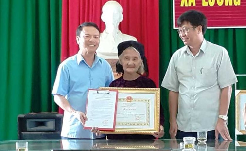 Chủ tịch UBND tỉnh Thanh Hóa tặng Bằng khen cho cụ bà làm đơn xin thoát nghèo
