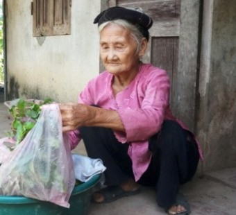Chủ tịch UBND tỉnh Thanh Hóa tặng Bằng khen cho cụ bà làm đơn xin thoát nghèo