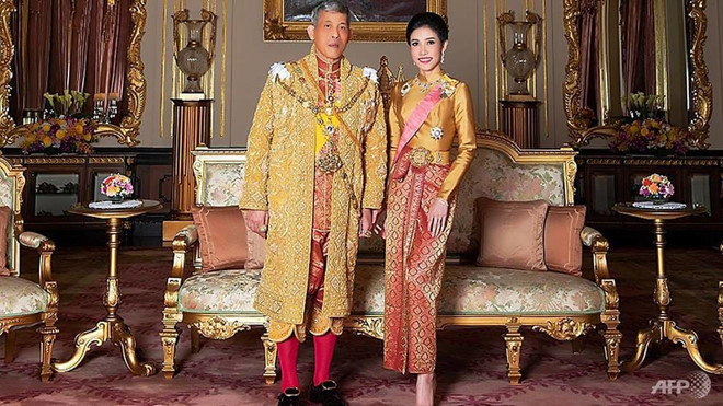 Hoàng quý phi Thái Lan bị tước hết danh hiệu