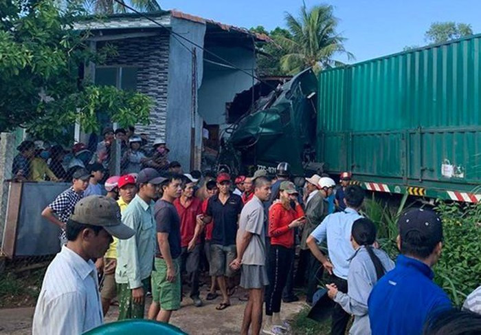 Xe container tông sập nhà dân khiến 1 người tử vong